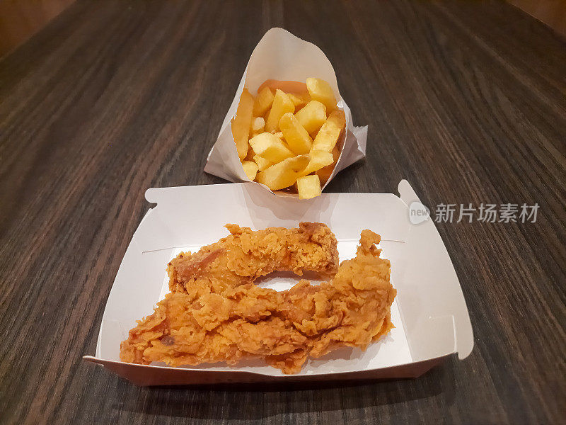 鸡肉条和炸薯条。食品菜单。