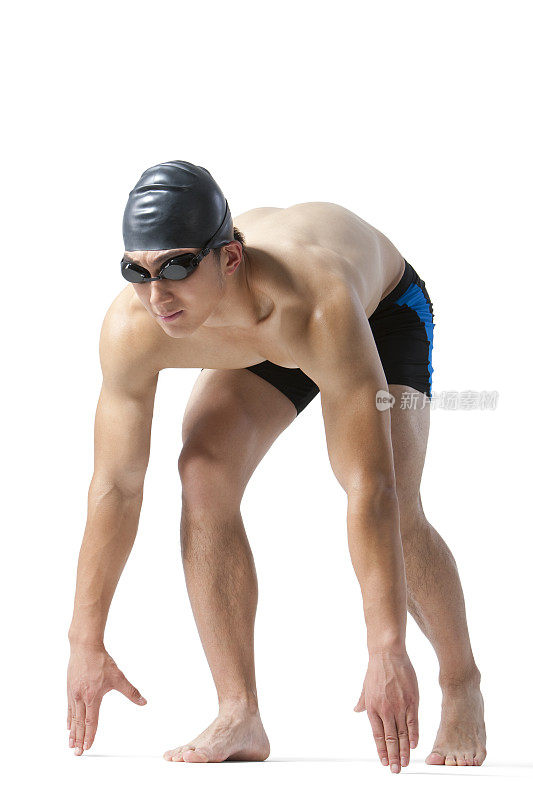 游泳运动员准备入水