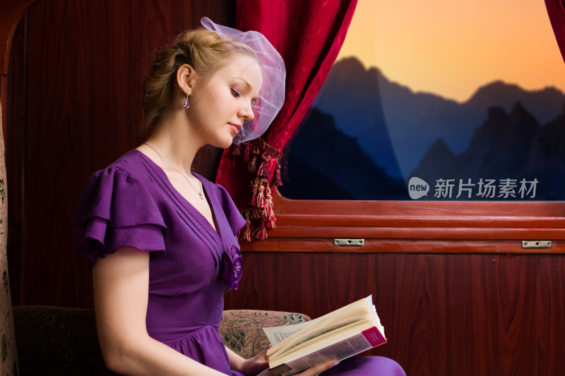 那位年轻女子正在火车上读这本书