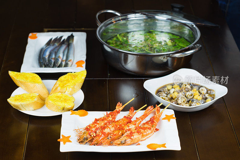 一套越南海鲜烧烤虎虾，面包片，罗望子炒蜗牛，和火锅鱼