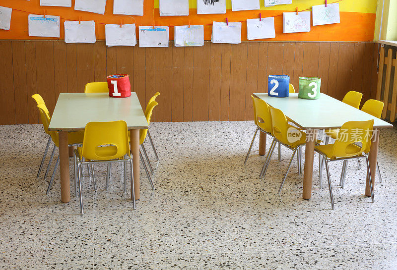 幼儿园班级里有许多黄色的椅子和儿童的博士