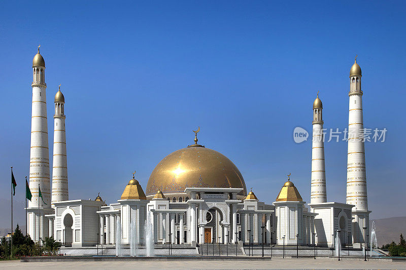 第一任总统土库曼斯坦尼亚佐夫家乡村庄的清真寺。