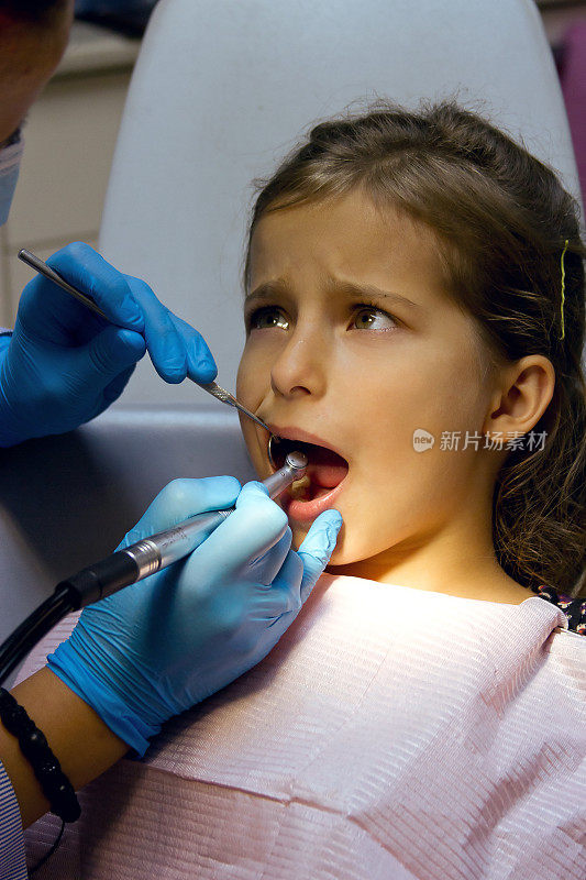 牙医接待处的女孩