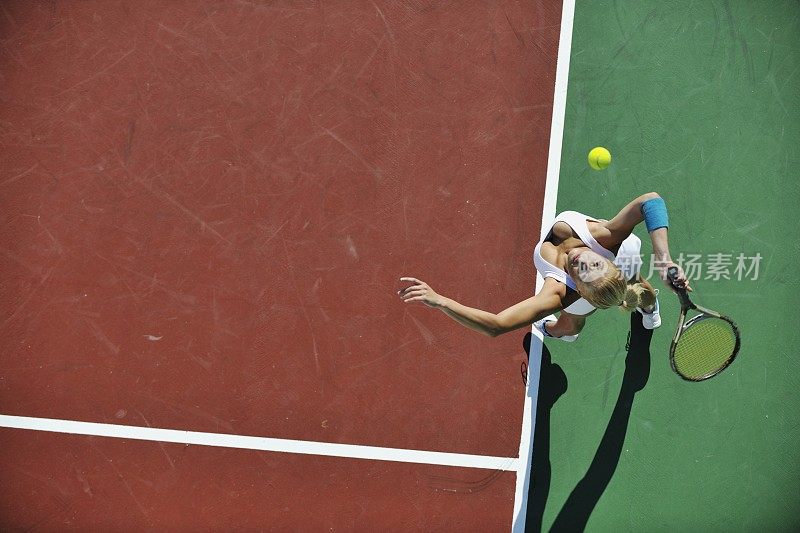 年轻女子在户外打网球
