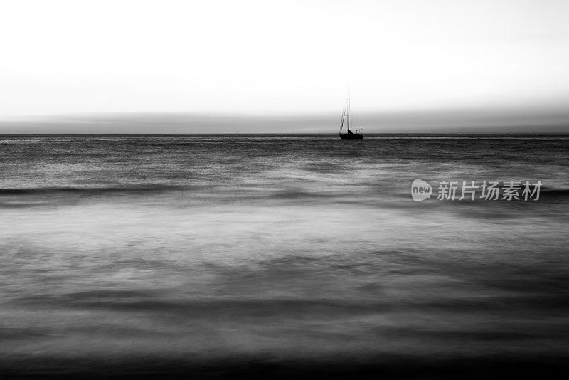 海上孤独的船。黑色和白色。