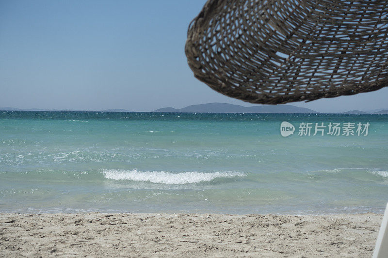 空荡荡的海滩和木制雨伞