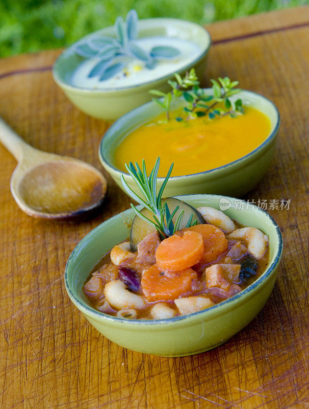 秋季胡萝卜，蔬菜蔬菜汤，意大利面汤和玉米杂烩