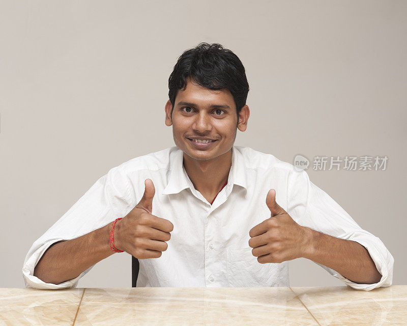 双拇指-年轻的印度男人