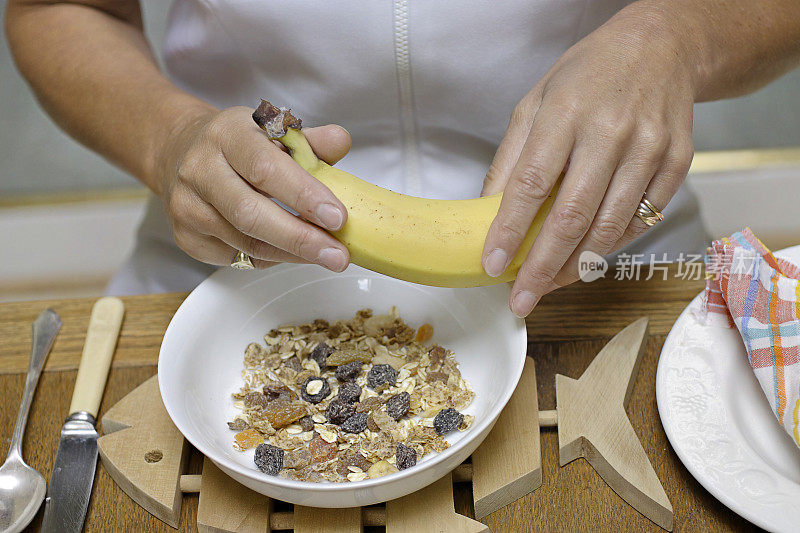 整根香蕉切片放入早餐麦片碗中