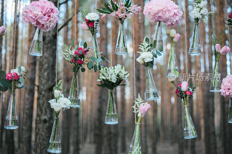 婚礼鲜花装饰森林拱门。