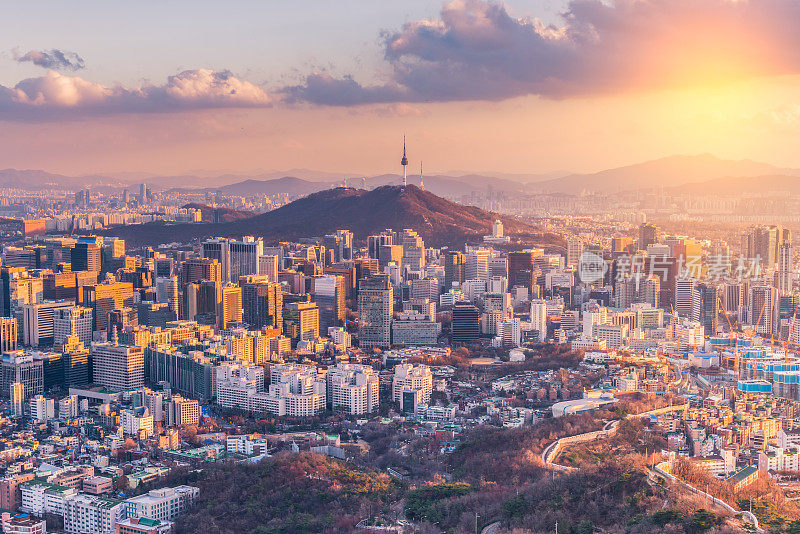 韩国首尔城市天际线上的日落。
