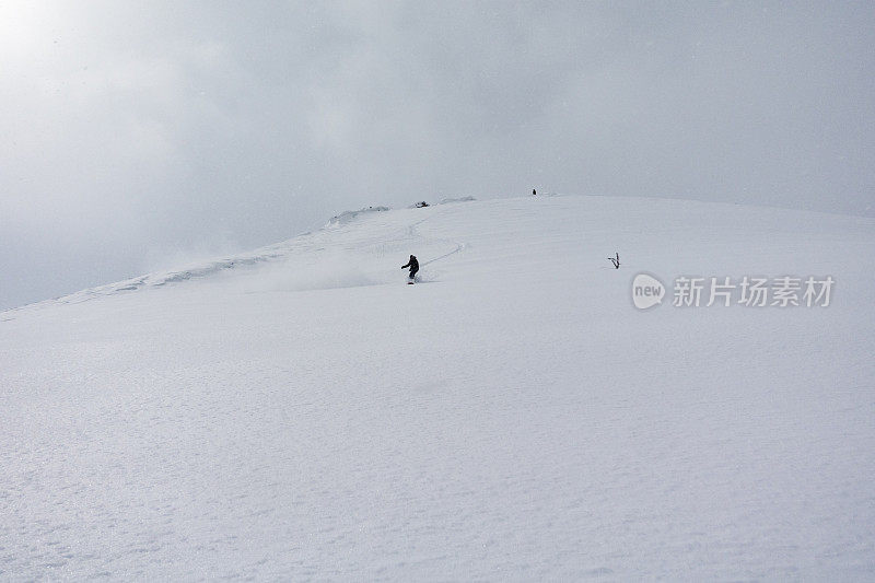 日本北海道二世子滑雪板第一次在白色斜坡上滑行