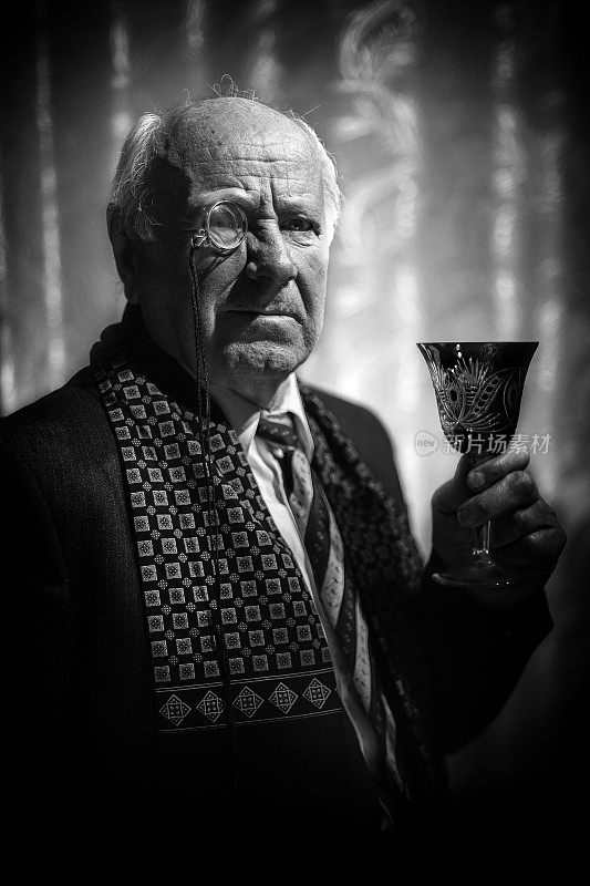 戴单片眼镜和酒杯的老人肖像。