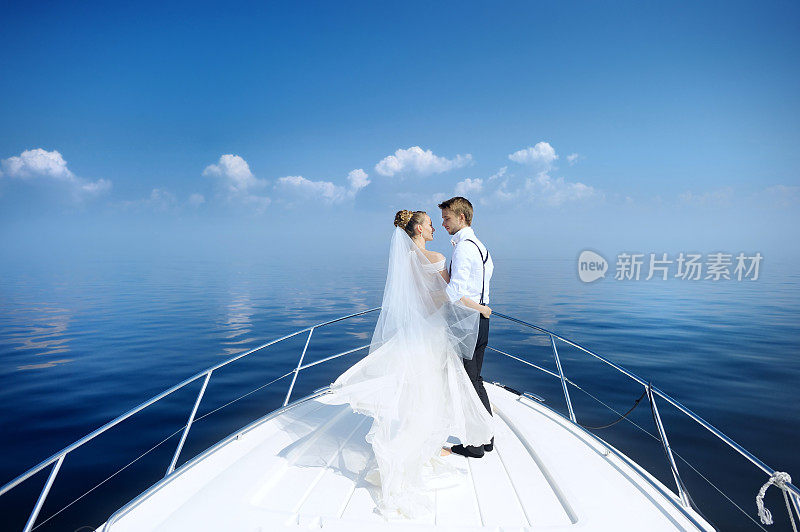 游艇上的新郎新娘快乐