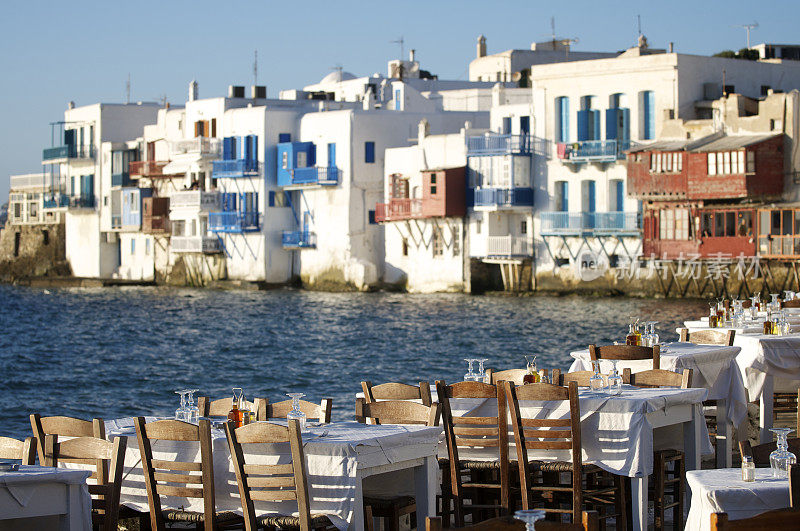 希腊米科诺斯户外咖啡馆的桌椅