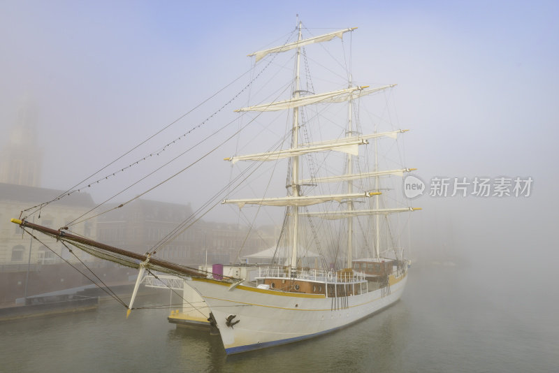 一艘旧帆船停泊在坎彭的IJssel码头