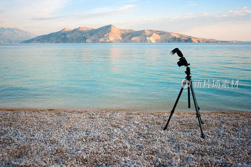 Krk岛海滩上的三脚架相机