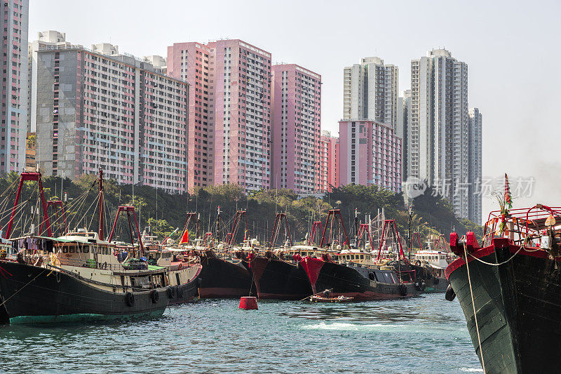 香港香港仔，到处都是渔船和摩天大楼。