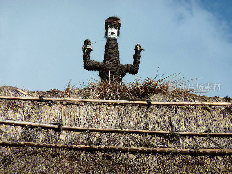 印度尼西亚巴加瓦的贝纳村屋顶上的图腾