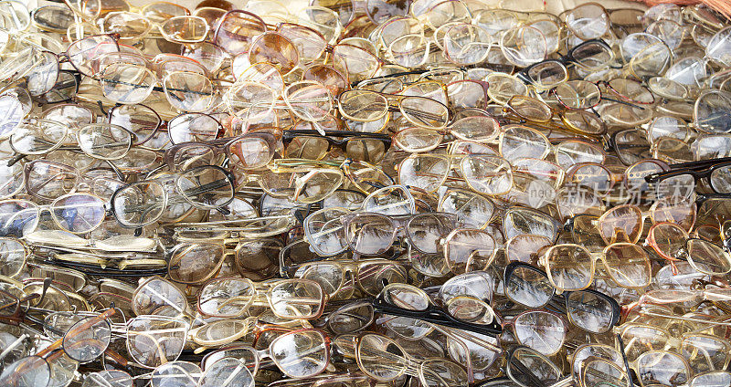很多旧眼镜