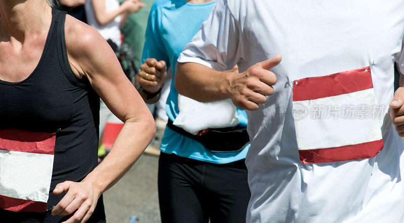 马拉松运动员在跑步时移动手臂
