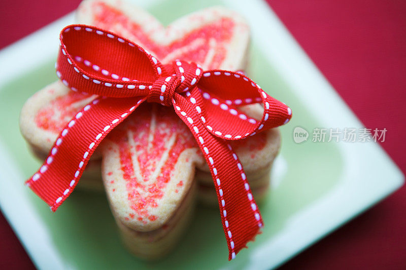 圣诞饼干和红丝带蝴蝶结