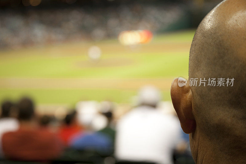 棒球:光头和观看棒球比赛的人群。