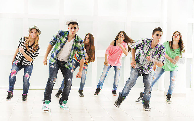 一群青少年舞者在练习。