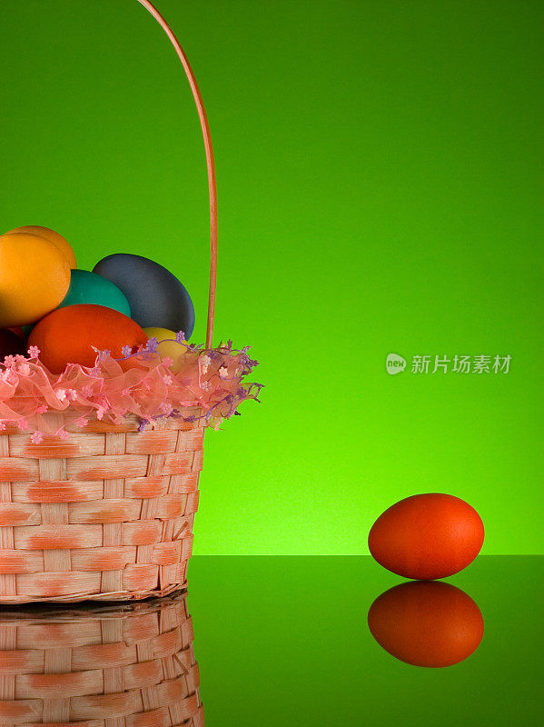 装满彩蛋的复活节篮子