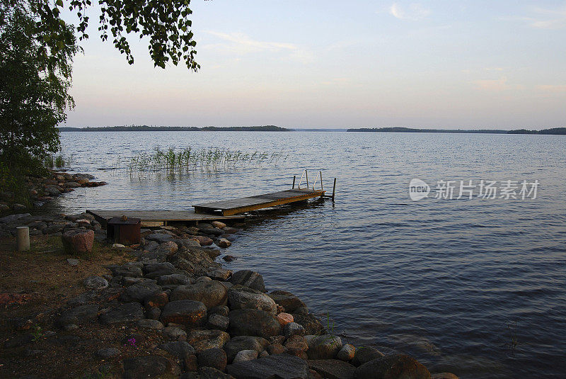 仲夏芬兰赛玛湖边的午夜太阳