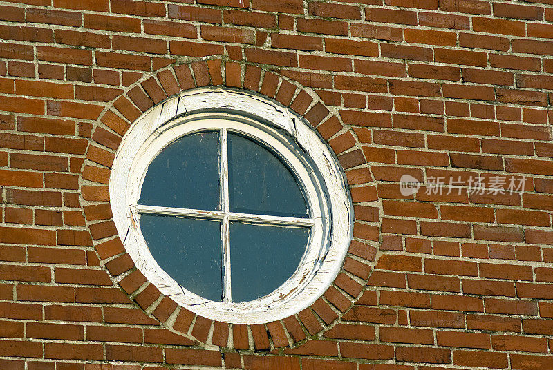 砖墙上的圆窗