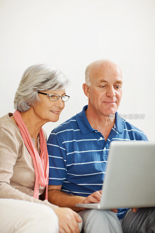 老年男女在用电脑笔记本电脑