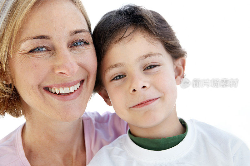 一个可爱的小男孩和他的母亲微笑的特写