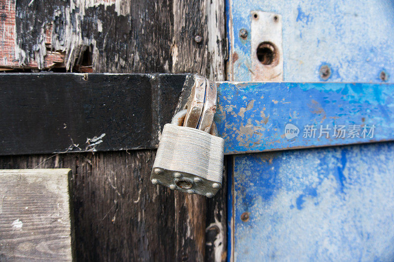 把挂锁锁在建筑物上