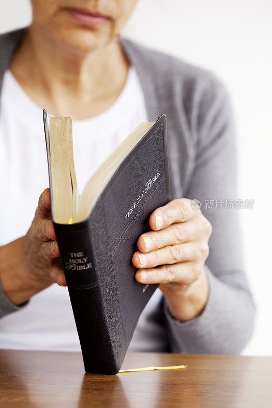 阅读圣经的成年女性