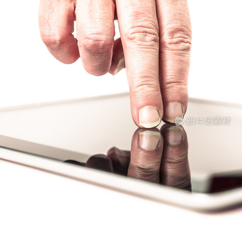 女人用手指在平板电脑的触摸屏上打字