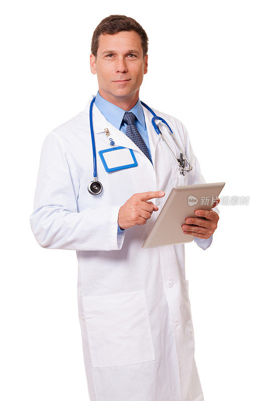 医生与数字平板隔离在白色背景