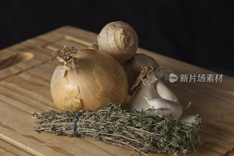 切菜板上的香料