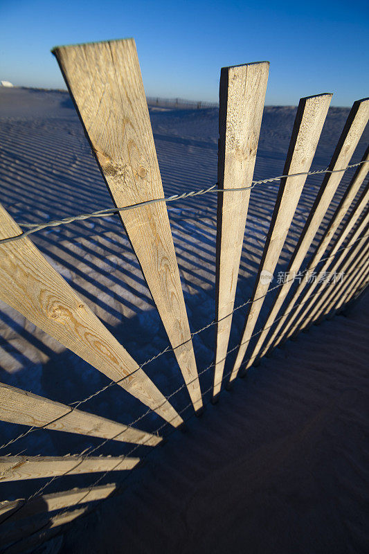 冬天的琼斯海滩:栅栏、阳光和阴影。