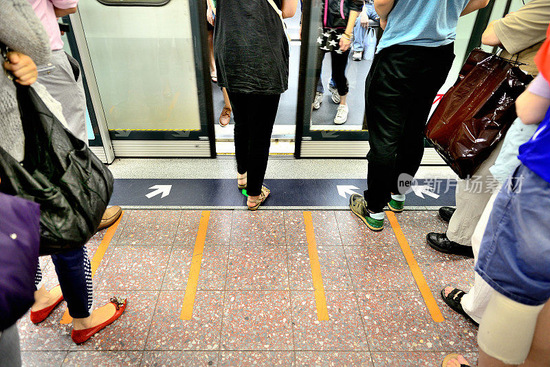 香港乘客在地铁里，运动模糊