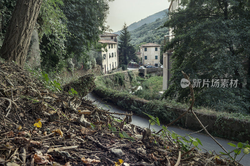 在Calci蜿蜒狭窄的山路