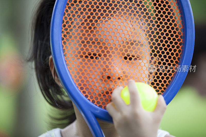 小女孩在户外打网球