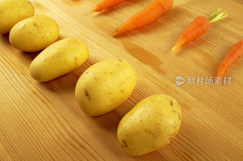 蔬菜摆放整齐，胡萝卜和土豆