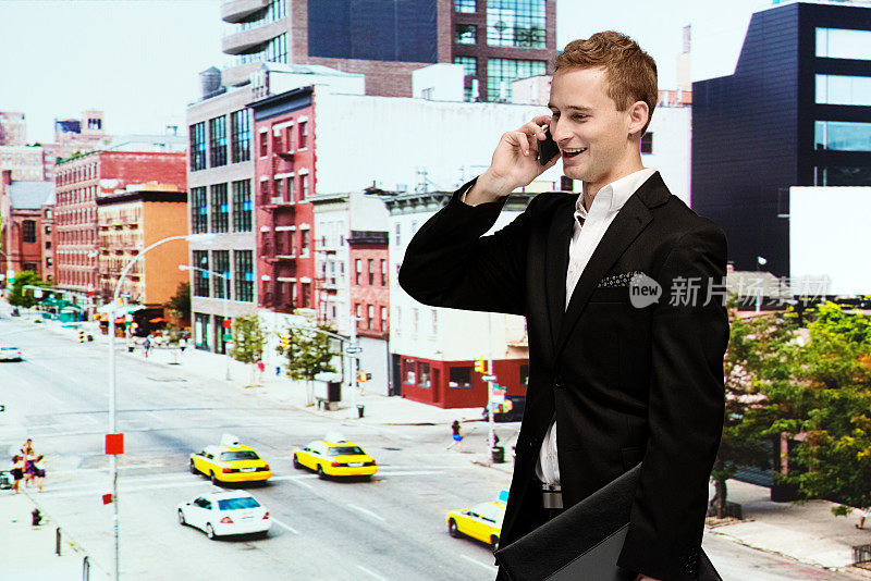 快乐的商人在城市前面用手机聊天