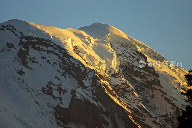 雷尼尔山崎岖地形