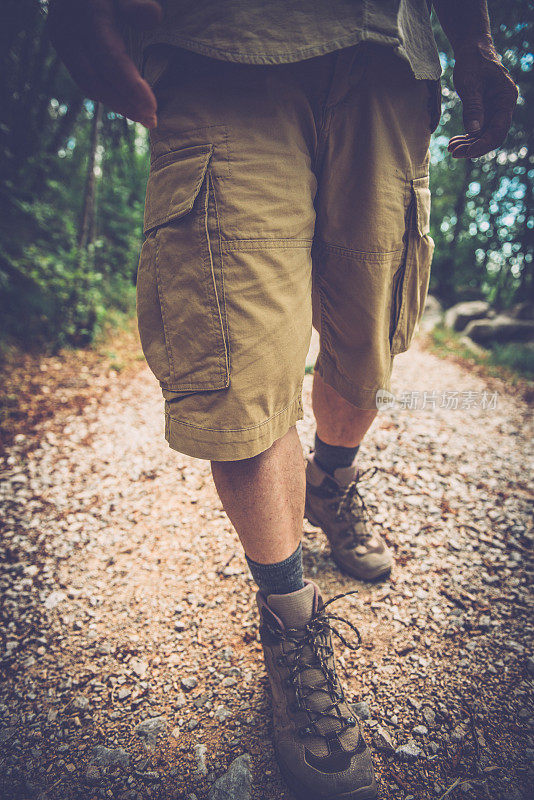 男人在森林里徒步旅行