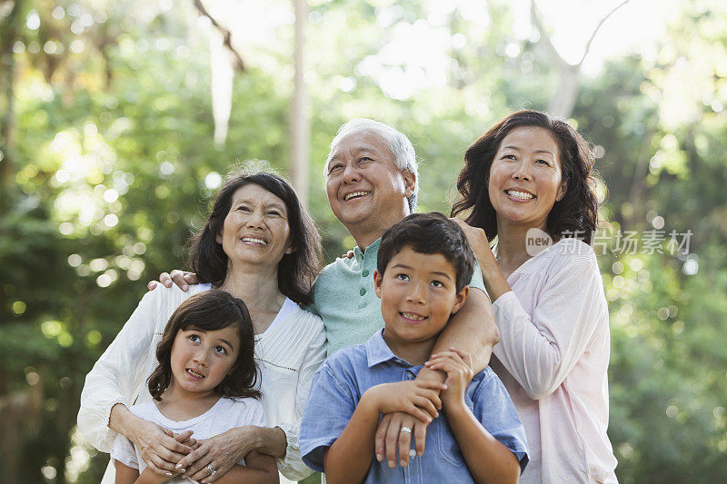 Multi-generation亚洲家庭