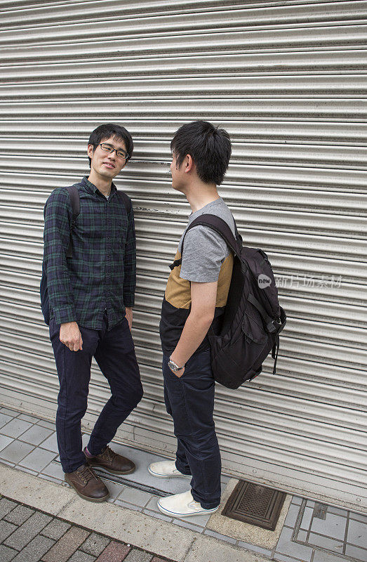 日本学生与朋友同学在日本京都