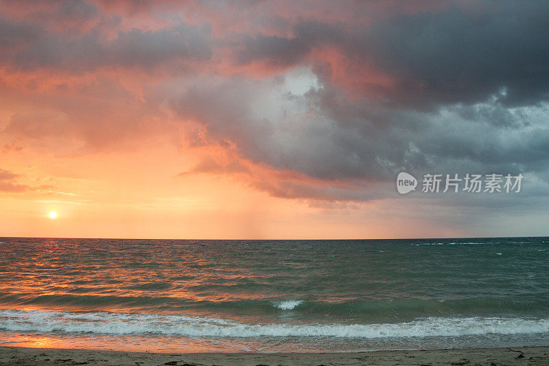 暴风雨前的海滩