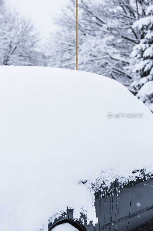 汽车上的十英寸积雪